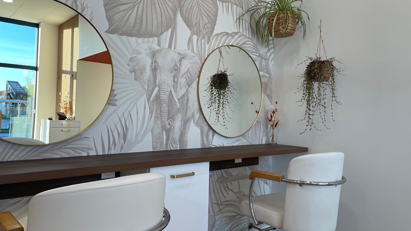Espace coiffure Symbioz, postes équipés et mur tropical